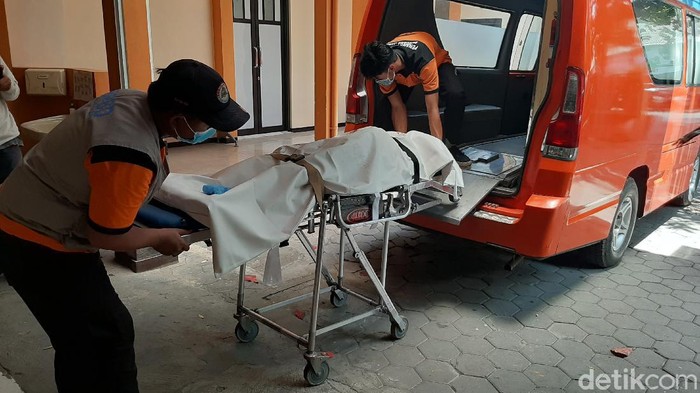 Polisi saat melakukan olah TKP dan jenazah korban dibawa ke RSSA Kota Malang