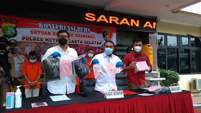 Polisi tangkap komplotan pemeras yang mengaku-aku polisi.