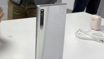 Untuk memastikan hal ini, teknisi Oppo telah merancang bantalan dengan penggeser di sisi layar dengan busur 6,8 mm. Busur ini memungkinkan layar untuk memutar kembali tanpa ada lipatan yang terlihat.Foto: Sohu IT