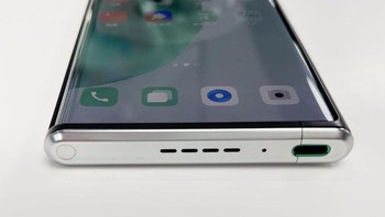 Plat tersebut memiliki struktur seperti sisir yang secara efektif mendukung tampilan. Foto: Sohu IT