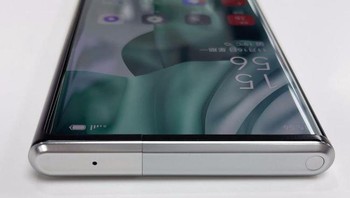 Saat perangkat digulung tertutup, pelat membentuk satu permukaan untuk mendukung tampilan. Dan saat dibuka, salah satu pelat meluncur keluar untuk menopang layar tanpa meninggalkan celah. Mekanisme ini memastikan bahwa tampilan tetap mulus bahkan saat ditarik. Foto: Sohu IT