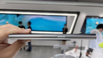 Untuk merentangkan layar, pengguna cukup menyentuh pinggiran body. Foto: Sohu IT