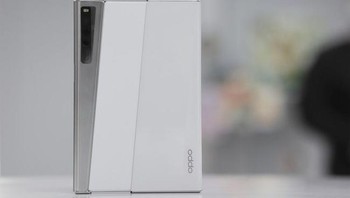 Untuk melindungi mekanisme geser dari belakang, Oppo mengadopsi dynamic frame, terdiri dari outer fixed frame dan sliding frame inside. Saat layar terbuka, bingkai geser dan penutup baterai belakang terlepas dari panel belakang untuk melindungi bagian dalam dengan lebih baik. Foto: Sohu IT