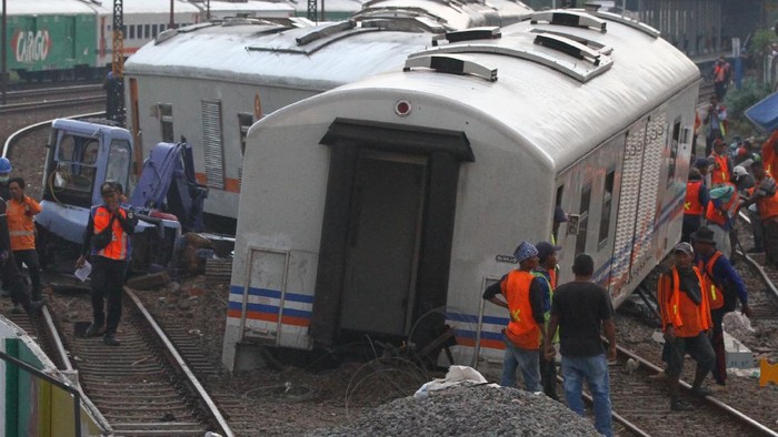 Tujuh gerbong KA meluncur sendiri tanpa lokomotif di Malang. Sejumlah petugas pun kemudian melakukan evakuasi rangkaian gerbong kereta tak berlokomotif itu.