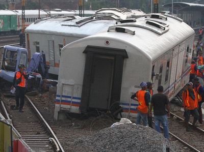 Potret Evakuasi Gerbong Kereta Api yang Meluncur Sendiri di Malang