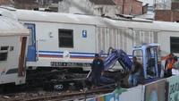 Gerbong kereta akhirnya berhenti setelah menabrak sebuah backhoe. Backhoe itu sendiri ada di lokasi stasiun untuk kebutuhan proyek pengganti jalur rel kereta. Akibat tabrakan itu, empat gerbong terdepan anjlok, tiga di antaranya terguling. Sementara tiga gerbong lainnya masih berada di jalur rel 2.