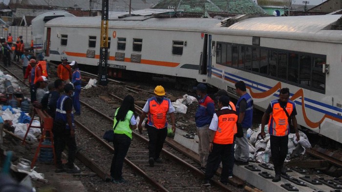 Tujuh gerbong KA meluncur sendiri tanpa lokomotif di Malang. Sejumlah petugas pun kemudian melakukan evakuasi rangkaian gerbong kereta tak berlokomotif itu.