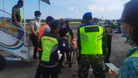Kira-kira 50 menit dari jadwal terbang, pendamping dari penumpang dimaksud meminta bantuan kepada awak kabin bahwa mengeluh sakit perut dan meminta air putih hangat. Pimpinan awak kabin (senior flight attendant/ SFA) bernama Novitalia bersama kru kabin lainnya menghampiri langsung guna mengetahui kondisi aktual penumpang. Awak kabin langsung mengumumkan apakah dalam penerbangan terdapat penumpang yang berprofesi dokter. Satu penumpang atas nama Marthina Setiawati Randabunga mengaku sebagai dokter dengan menunjukkan identitas resmi serta dokumen pendukung lainnya, ujarnya. (dok. Lion Air)
