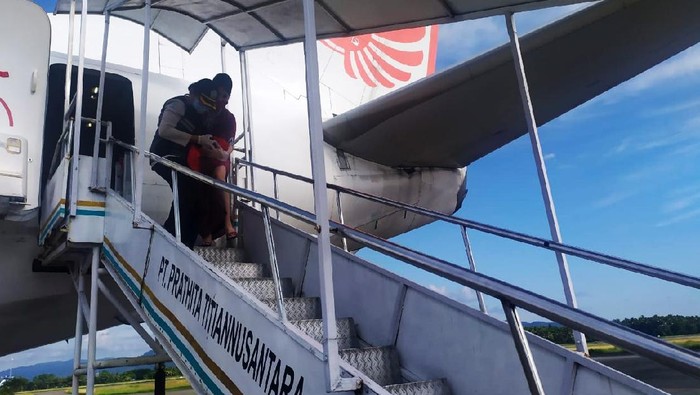 Seorang penumpang pesawat Lion Air tujuan Jayapura-Makassar melahirkan di dalam pesawat. Proses kelahiran berlangsung lancar dengan dibantu seorang dokter.