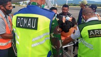 Karena ada penumpang yang melahirkan dalam pesawat Lion Air, pilot Capt. Eirstanto Prabowo bersama kopilot Tanto Adi Prasetyo setelah koordinasi dengan dokter dan awak kabin memutuskan untuk pengalihan pendaratan (divert) ke bandar udara terdekat, yakni Bandar Udara Internasional Pattimura, Ambon, Maluku (AMQ). (dok. Lion Air)