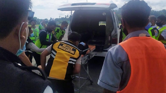 Seorang penumpang pesawat Lion Air tujuan Jayapura-Makassar melahirkan di dalam pesawat. Proses kelahiran berlangsung lancar dengan dibantu seorang dokter.
