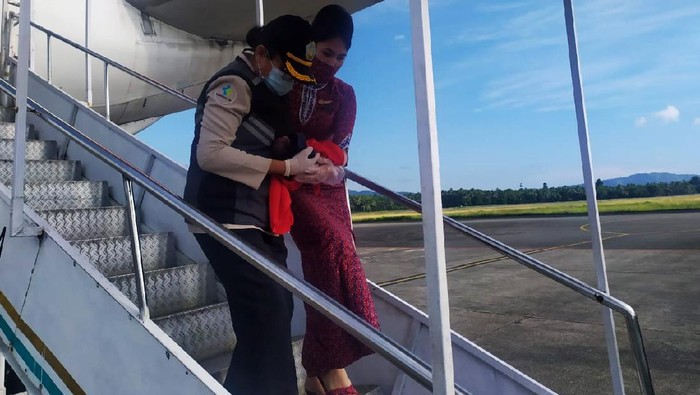 Seorang penumpang pesawat Lion Air tujuan Jayapura-Makassar melahirkan di dalam pesawat. Proses kelahiran berlangsung lancar dengan dibantu seorang dokter.