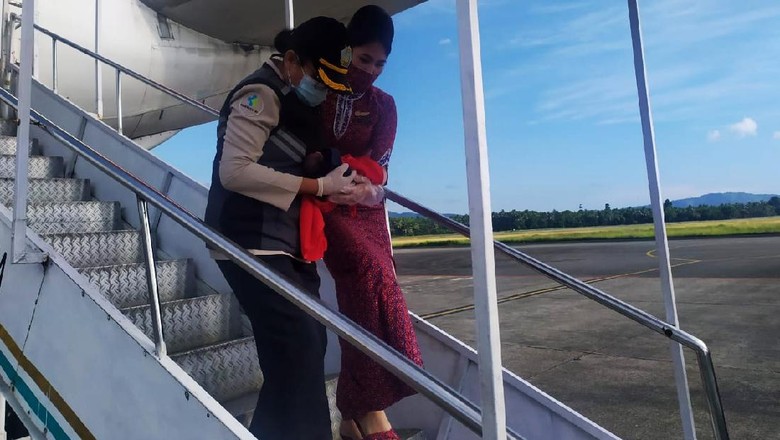 Potret Penumpang Lion Air yang Melahirkan di Pesawat Seorang penumpang pesawat Lion Air tujuan Jayapura-Makassar melahirkan di dalam pesawat. Proses kelahiran berlangsung lancar dengan dibantu seorang dokter.