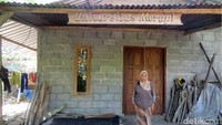 Hanya saja tak ada mahasiswa atau kegiatan perkuliahan. Di dalamnya hanya ada seorang perempuan sepuh bernama Sudi Wiyono (75).