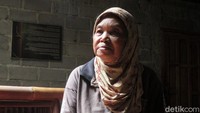 Perempuan sepuh yang akrab disapa Mak Keti ini bercerita tentang sejarah Universitas Merapi. Mak Keti adalah pemilik dari bangunan rumah ini.