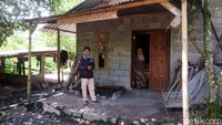 Dibuatkan anak angkat saya yang relawan, namanya pak Hari Jaran. Saya juga tidak tahu alasannya, tahu-tahu dibuatin. Tapi memang sering dijadiin tempat kumpul relawan untuk memantau Merapi, cerita Mak Keti ditemui di kediamannya di Dusun Pelemsari, Umbulharjo Cangkringan Sleman Yogyakarta, Rabu (18/11).