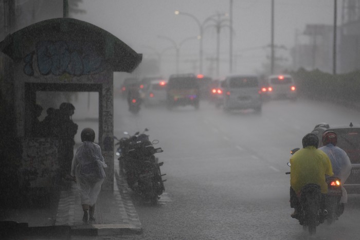 Warga melintas di jembatan penyeberangan orang (JPO) di jalan Jenderal Sudirman Palembang, Sumatera Selatan, Rabu (18/11/2020). Badan Meteorologi Klimatologi dan Geofisika (BMKG) Palembang memprediksi dampak fenomena La Nina, curah hujan di tujuh Kabupaten/Kota di Provinsi Sumatera Selatan lebih tinggi di atas normal hingga April 2021, yang berpotensi terjadinya banjir bandang dan tanah longsor. ANTARA FOTO/Nova Wahyudi/aww.
