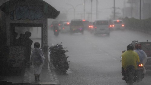 Warga melintas di jembatan penyeberangan orang (JPO) di jalan Jenderal Sudirman Palembang, Sumatera Selatan, Rabu (18/11/2020). Badan Meteorologi Klimatologi dan Geofisika (BMKG) Palembang memprediksi dampak fenomena La Nina, curah hujan di tujuh Kabupaten/Kota di Provinsi Sumatera Selatan lebih tinggi di atas normal hingga April 2021, yang berpotensi terjadinya banjir bandang dan tanah longsor. ANTARA FOTO/Nova Wahyudi/aww.