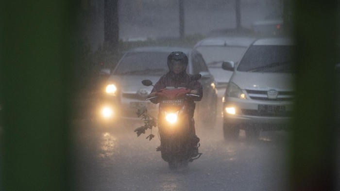Warga melintas di jembatan penyeberangan orang (JPO) di jalan Jenderal Sudirman Palembang, Sumatera Selatan, Rabu (18/11/2020). Badan Meteorologi Klimatologi dan Geofisika (BMKG) Palembang memprediksi dampak fenomena La Nina, curah hujan di tujuh Kabupaten/Kota di Provinsi Sumatera Selatan lebih tinggi di atas normal hingga April 2021, yang berpotensi terjadinya banjir bandang dan tanah longsor. ANTARA FOTO/Nova Wahyudi/aww.