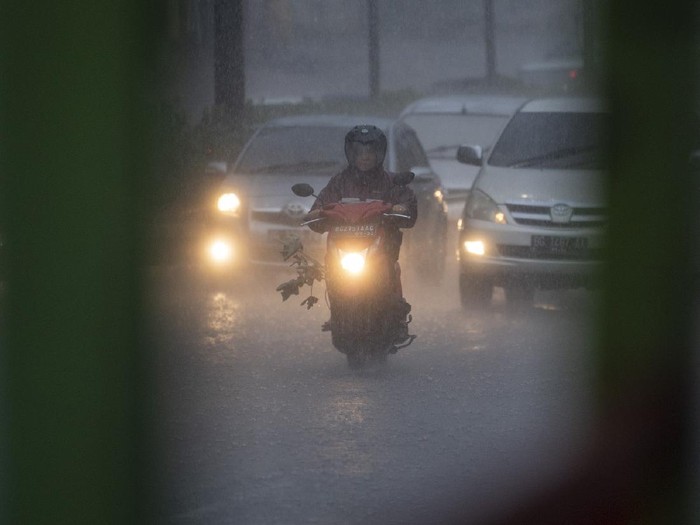 Warga melintas di jembatan penyeberangan orang (JPO) di jalan Jenderal Sudirman Palembang, Sumatera Selatan, Rabu (18/11/2020). Badan Meteorologi Klimatologi dan Geofisika (BMKG) Palembang memprediksi dampak fenomena La Nina, curah hujan di tujuh Kabupaten/Kota di Provinsi Sumatera Selatan lebih tinggi di atas normal hingga April 2021, yang berpotensi terjadinya banjir bandang dan tanah longsor. ANTARA FOTO/Nova Wahyudi/aww.