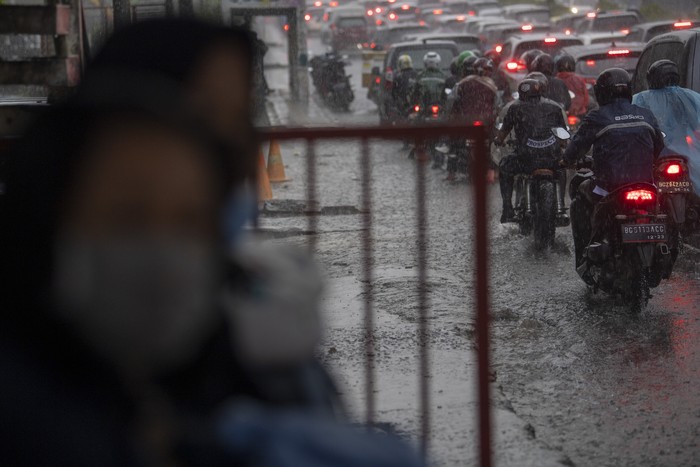Warga melintas di jembatan penyeberangan orang (JPO) di jalan Jenderal Sudirman Palembang, Sumatera Selatan, Rabu (18/11/2020). Badan Meteorologi Klimatologi dan Geofisika (BMKG) Palembang memprediksi dampak fenomena La Nina, curah hujan di tujuh Kabupaten/Kota di Provinsi Sumatera Selatan lebih tinggi di atas normal hingga April 2021, yang berpotensi terjadinya banjir bandang dan tanah longsor. ANTARA FOTO/Nova Wahyudi/aww.