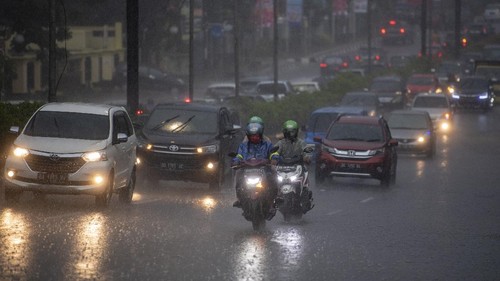 Warga melintas di jembatan penyeberangan orang (JPO) di jalan Jenderal Sudirman Palembang, Sumatera Selatan, Rabu (18/11/2020). Badan Meteorologi Klimatologi dan Geofisika (BMKG) Palembang memprediksi dampak fenomena La Nina, curah hujan di tujuh Kabupaten/Kota di Provinsi Sumatera Selatan lebih tinggi di atas normal hingga April 2021, yang berpotensi terjadinya banjir bandang dan tanah longsor. ANTARA FOTO/Nova Wahyudi/aww.