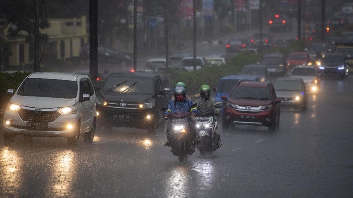 PREDIKSI DAMPAK FENOMENA LA NINA DI SUMSEL Warga melintas di jembatan penyeberangan orang (JPO) di jalan Jenderal Sudirman Palembang, Sumatera Selatan, Rabu (18/11/2020). Badan Meteorologi Klimatologi dan Geofisika (BMKG) Palembang memprediksi dampak fenomena La Nina, curah hujan di tujuh Kabupaten/Kota di Provinsi Sumatera Selatan lebih tinggi di atas normal hingga April 2021, yang berpotensi terjadinya banjir bandang dan tanah longsor. ANTARA FOTO/Nova Wahyudi/aww.
