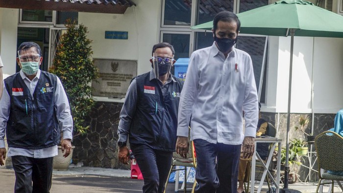 Presiden Joko Widodo (kanan) didampingi Menteri Kesehatan Terawan Agus Putranto (kiri) dan Wali Kota Bogor Bima Arya (tengah) usai  meninjau simulasi  pemberian vaksinasi COVID-19,  di Puskesmas Tanah Sareal, Kota Bogor, Jawa Barat, Rabu (18/11/2020). Dalam kunjungannya, Jokowi meninjau satu persatu tahapan simulasi pemberian vaksin COVID-19, dan juga meminta pada saat pemberian vaksinasi nanti lebih sempurna sehingga aman, cepat dan memperhatikan protokol kesehatan. ANTARA FOTO/Yulius Satria Wijaya/hp.