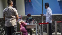 Presiden Joko Widodo (Jokowi) meninjau simulasi pemberian vaksinasi COVID-19 di Puskesmas Tanah Sareal, Kota Bogor, Jawa Barat, Rabu (18/11/2020).