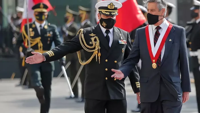 Presiden sementara Peru yang baru diangkat Francisco Sagasti didekati oleh atase militer setibanya di gedung Kongres di Lima pada 17 November 2020, untuk upacara pelantikannya. (Luka GONZALES AFP)