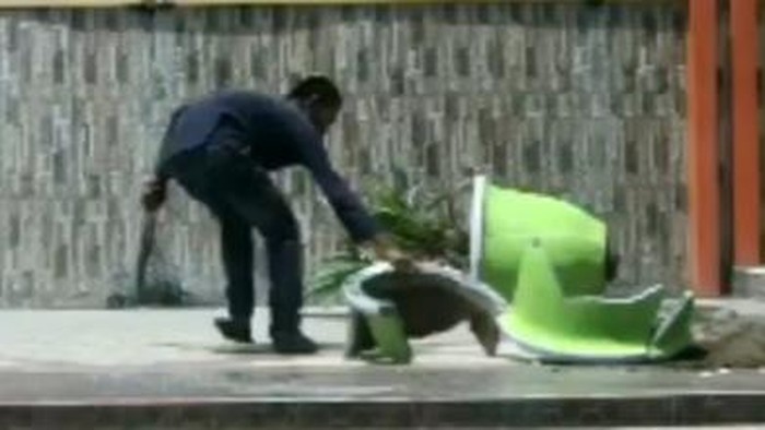 Pria misterius di Parepare, Sulsel merusak fasiltias umum di Monumen Cinta Habibie-Ainun (tangkapan layar video viral).