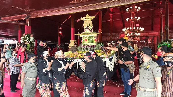 Puncak peringatan Hari Jadi ke-815 Tulunggagung ditandai dengan upacara adat bersih nagari. Karena pandemi COVID-19, upacara dilakukan secara tertutup dengan undangan terbatas.