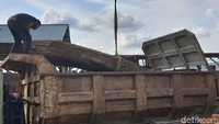 Sebagian kayu-kayu ilegal itu diangkut menggunakan alat berat dan truk pengangkut kayu.
