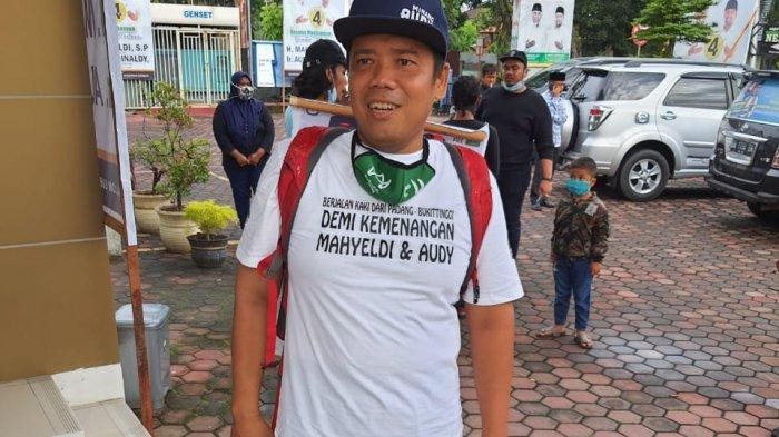 Riki Iskandar nekat berjalan kaki 97 km dari Padang ke Bukittinggi demi memberi dukungan ke paslon Mahyeldi Ansyarullah-Audy Joinaldy (dok Istimewa)