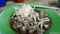 Untuk penggemar cumi-cumi, kami menyarankan cicip ikayaki. Cumi diiris cukup tipis dan dimasak dengan api besar pula sehingga tekstur cuminya sempurna. Lembut dan tidak alot sama sekali.