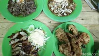 Tersedia belasan menu di sini seperti chicken dan beef teriyaki serta yakiniku, ikayaki, chicken katsu, calamari, hingga tempura. Harganya mulai dari Rp 20 ribu - Rp 28 ribu.