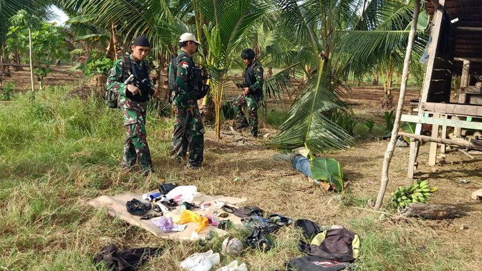 Satgas Tinombala melakukan olah TKP 2 anggota MIT ditembak mati usai terjadi kontak tembak (dok Pendam Merdeka)