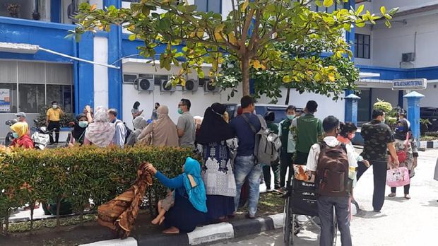 Sejumlah pasien dan tenaga kesehatan di RSUP Dr M Djamil Padang mengevakuasi diri saat terjadi gempa M 5,2 (dok Istimewa)