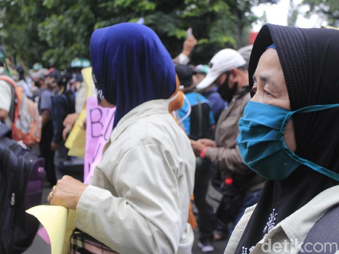 Sejumlah pensiunan PTPN demo di Gedung DPRD Jabar menuntut pembayaran SHT.