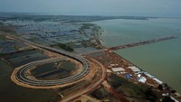 Tak hanya bandara, pelabuhan baru pun diresmikan pada tahun 2020. Pelabuhan Internasional Patimban telah resmi dibuka operasionalnya. Pelabuhan yang terletak di Subang, Jawa Barat ini telah melakukan operasi perdananya. ANTARA FOTO/Raisan Al Farisi