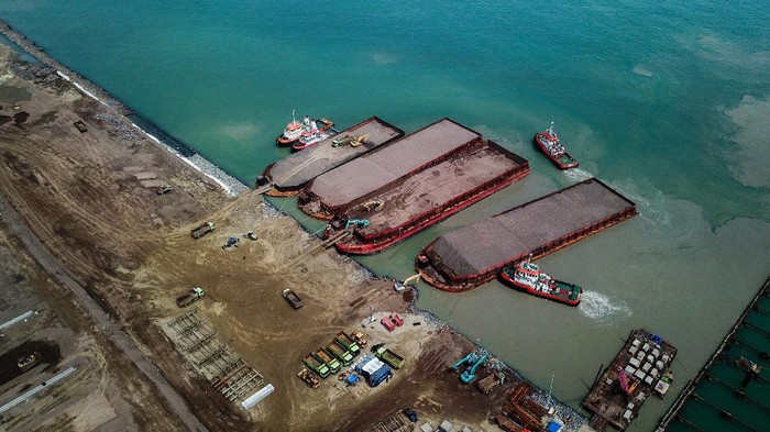 Pelabuhan Patimban ditargetkan siap layani kegiatan ekspor-impor mulai Desember 2020 mendatang. Pembangunan pelabuhan itu terus dikebut agar dapat penuhi target