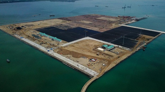 Siap Beroperasi Bulan Depan, Pembangunan Pelabuhan Patimban Dikebut Pelabuhan Patimban ditargetkan siap layani kegiatan ekspor-impor mulai Desember 2020 mendatang. Pembangunan pelabuhan itu terus dikebut agar dapat penuhi target