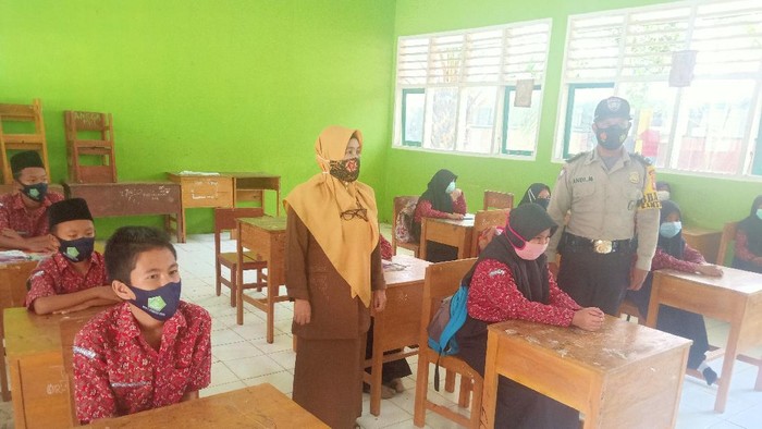 Siswa di MTs Negeri 2 di Ketahun, Bengkulu Utara, mulai belajar tatap muka (Hery-detikcom)