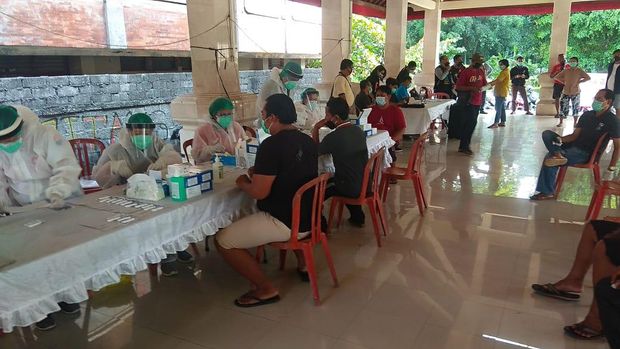 Suasana rapid test anggota KPPS KPU Denpasar (dok KPU Denpasar)