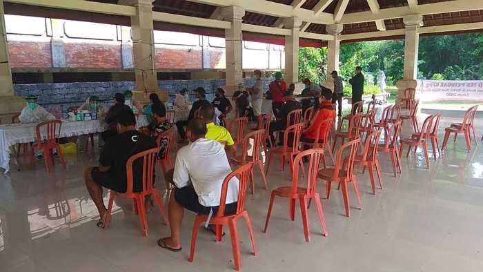 Suasana rapid test anggota KPPS KPU Denpasar (dok KPU Denpasar)