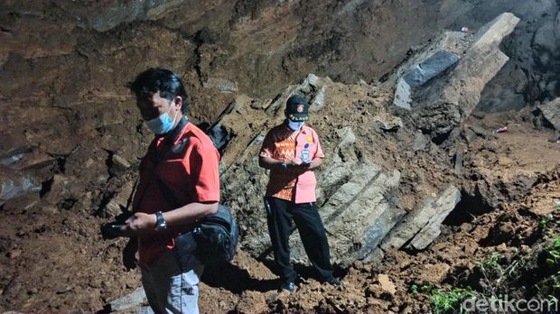 tambang batu di trenggalek longsor