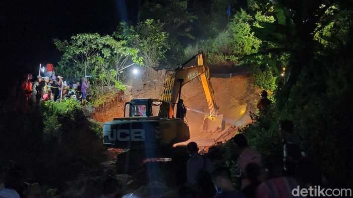 tambang batu di trenggalek longsor