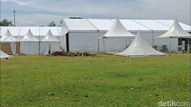 Tenda yang dipasang di depan Kanzus Sholawat milik Habib Luthfi bin Yahya di Kota Pekalongan mulai dibongkar. Hal ini dilakukan usai acara Maulid Nabi Habib Luthfi dipastikan ditunda bulan depan.