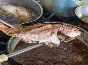 Tips Menggoreng Ikan Utuh dengan Sedikit Minyak Goreng, Matang Merata!