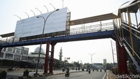 Hal ini juga untuk mengurangi kemacetan akibat adanya warga menyeberang jalan.